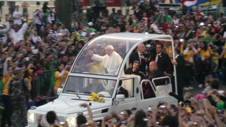 Der_Papst_im_Papmobil_an_der_Copacabana._Bild_Valentino_Nuzzo._900x506.jpg